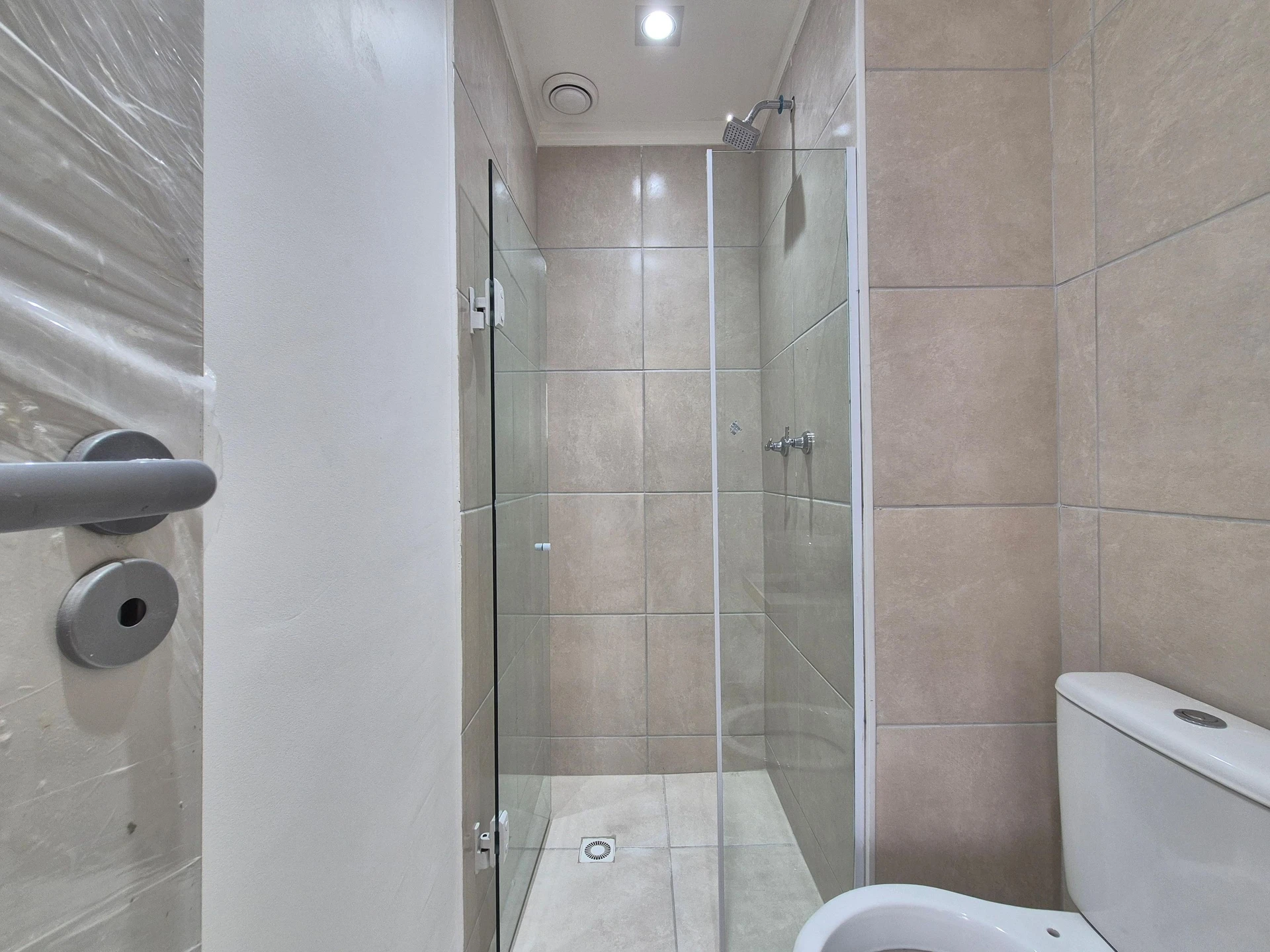 2-bedroom apartment in a building with a gym — photo 34