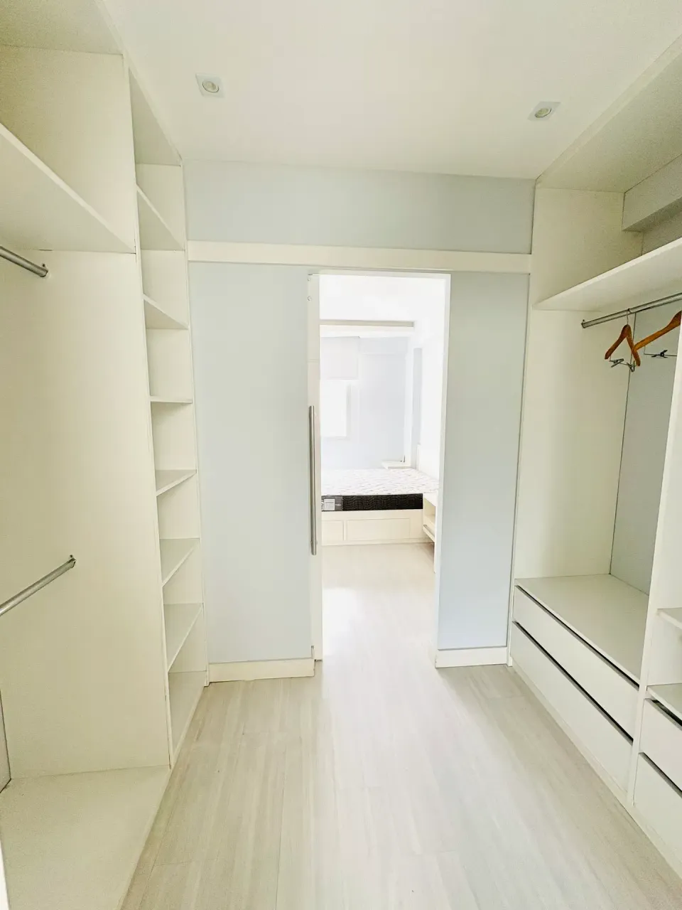 Furnished 1-bedroom apartment with a separate kitchen — photo 7