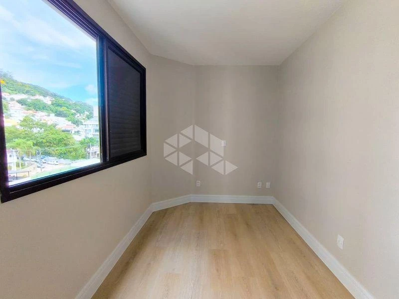 2-bedroom apartment with a water view — photo 18