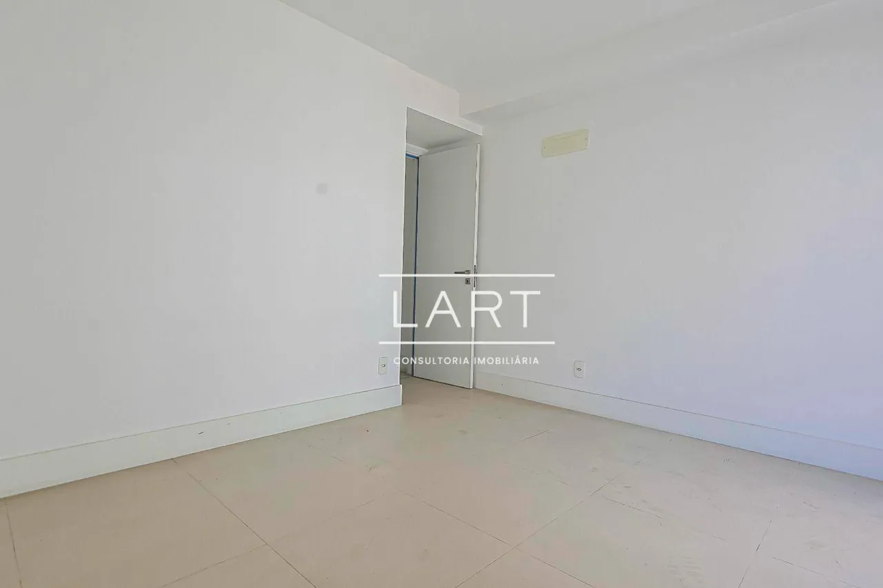 Top-floor apartment with 3 bedrooms and 2 bathrooms — photo 20