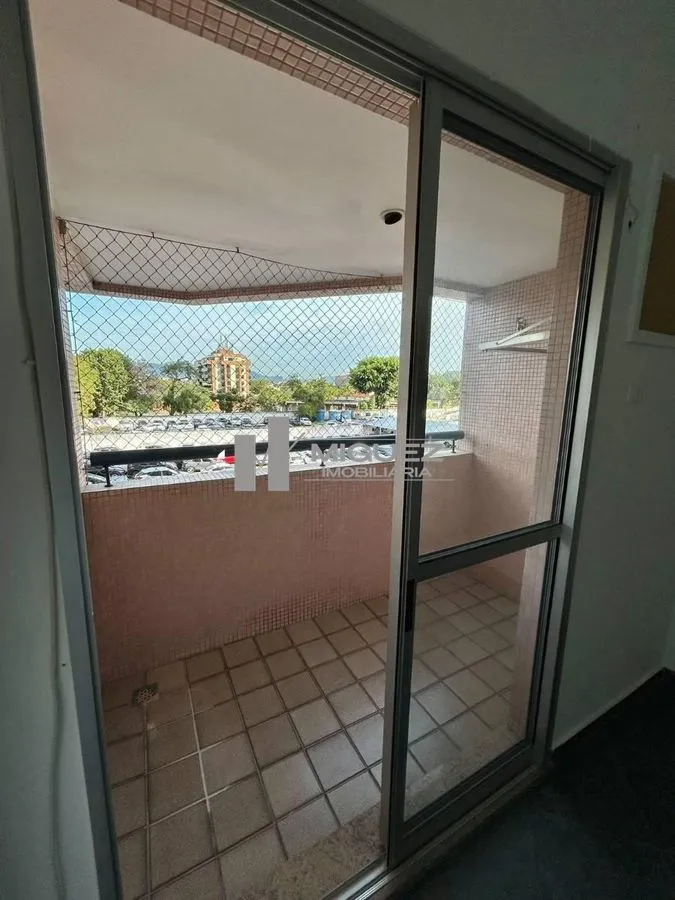 One-bedroom apartment in a building with a pool — photo 10