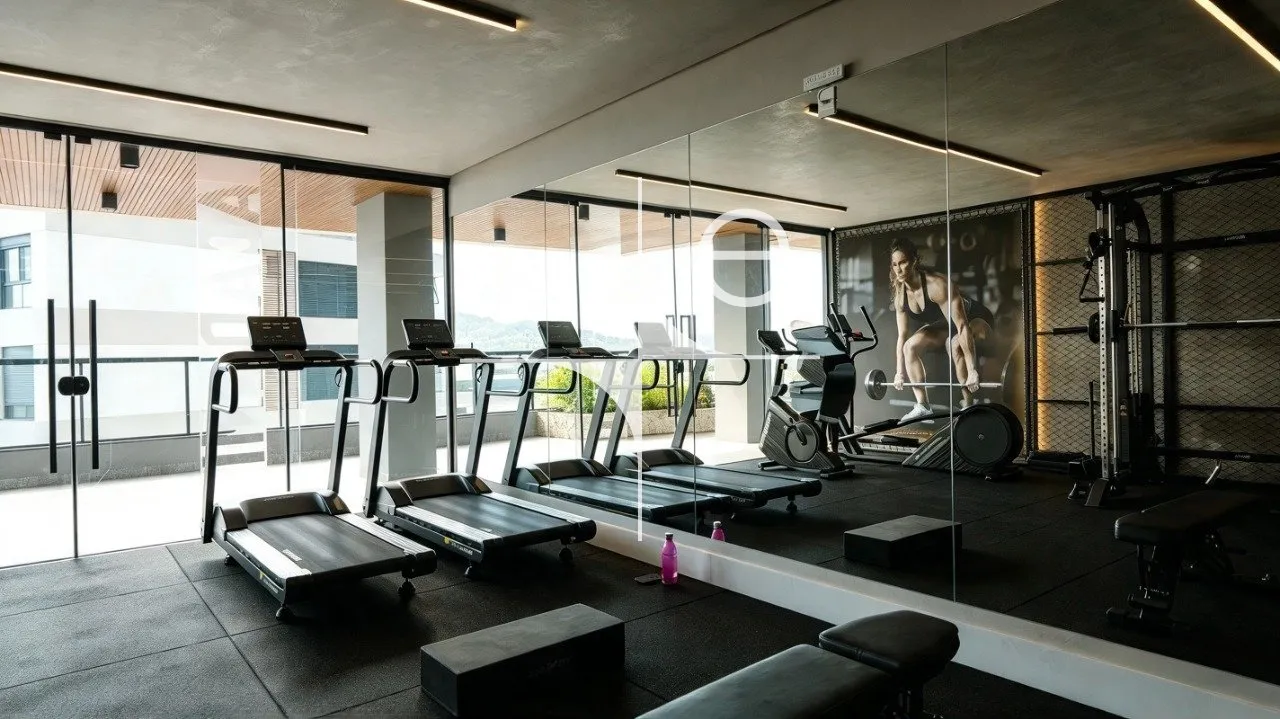 Glass-enclosed balcony in a 3-bedroom apartment, 150 m² — photo 23