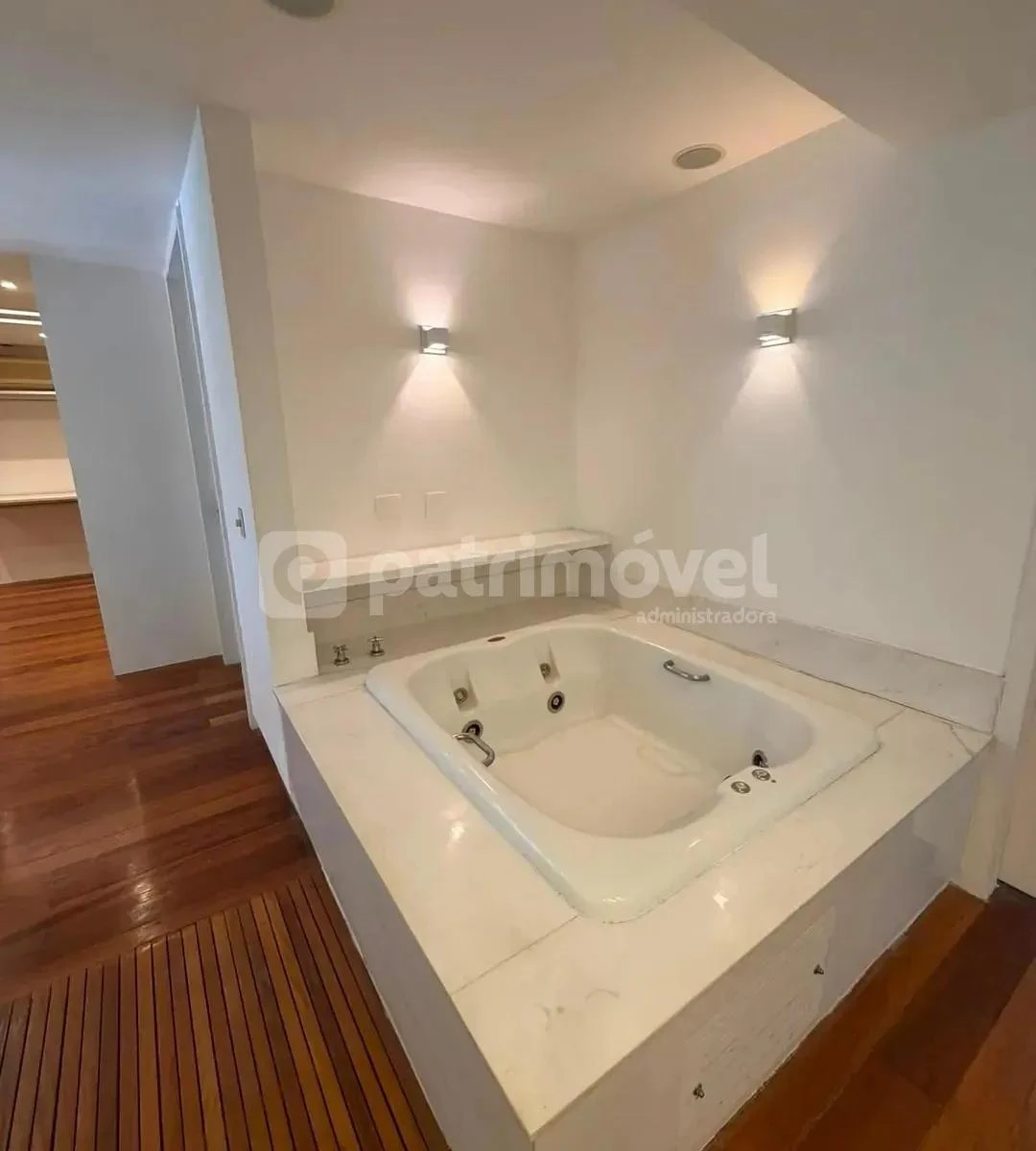 4-bedroom house with floor-to-ceiling windows — photo 25