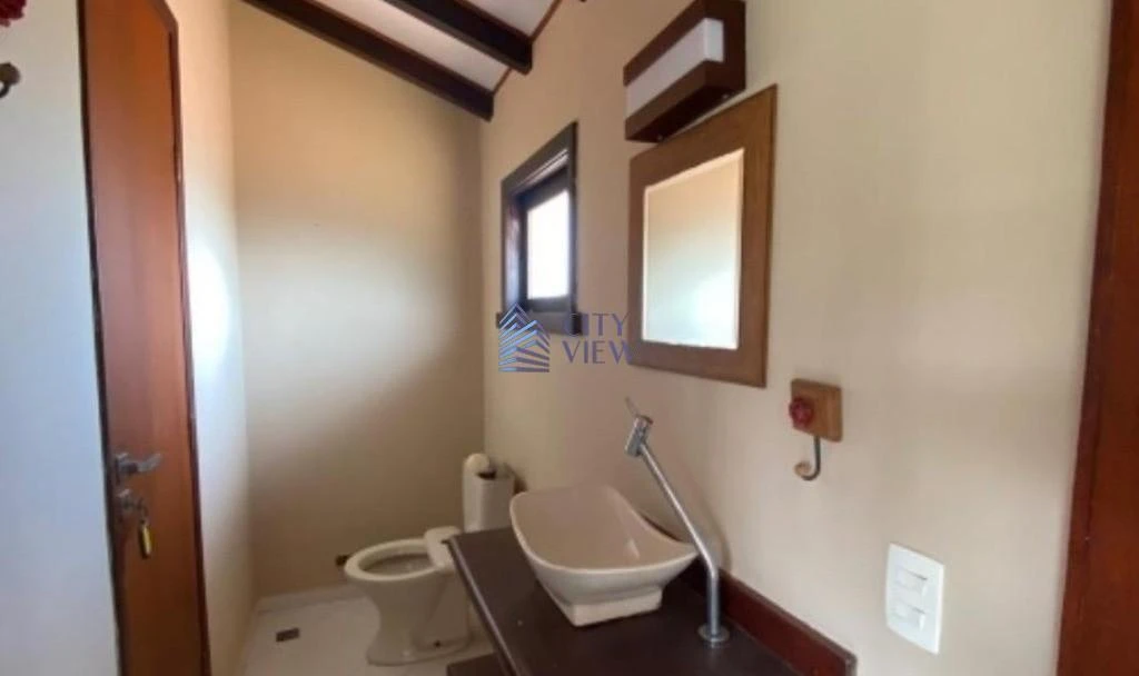 6-bedroom house with a bathtub — photo 28