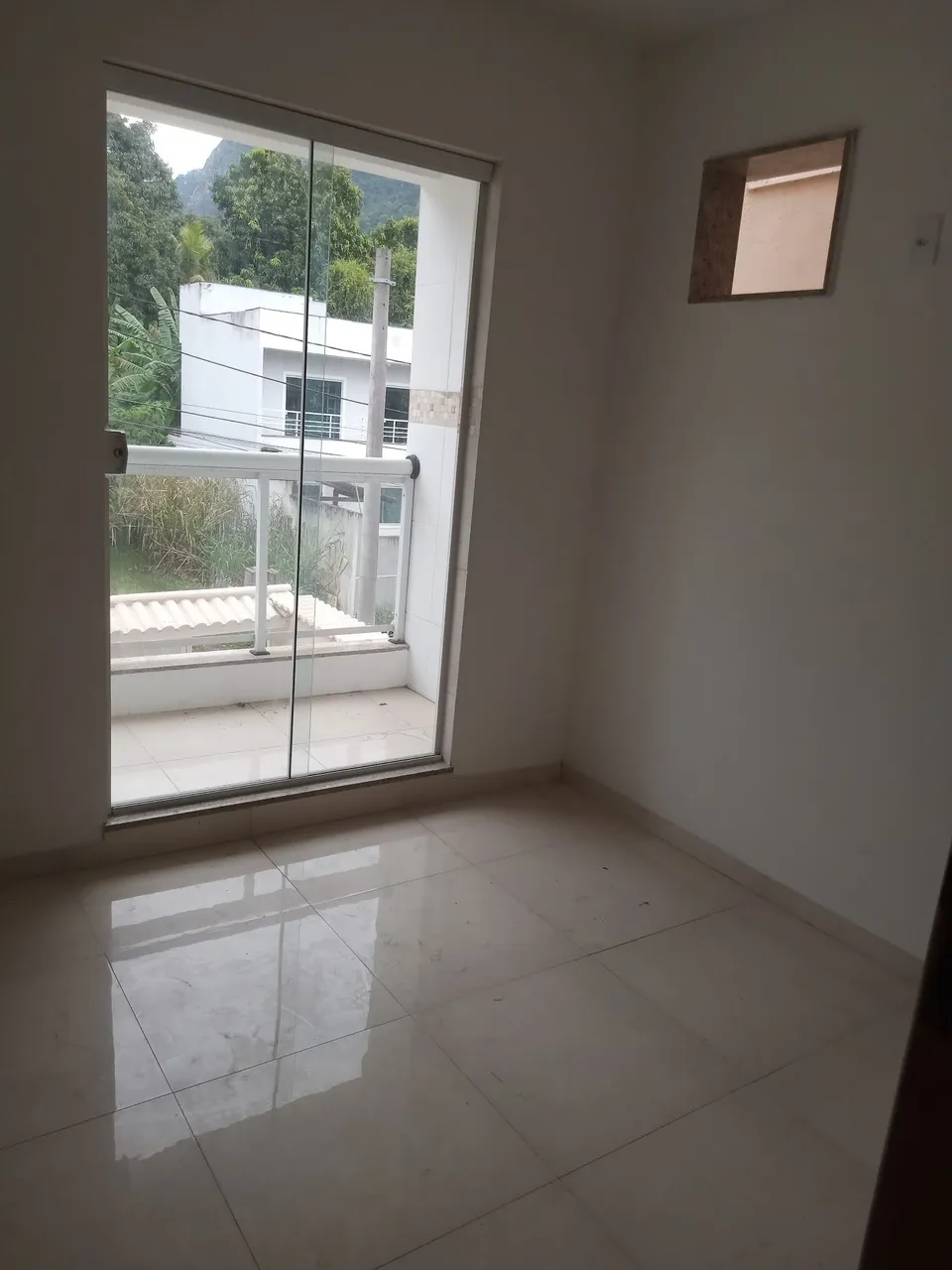 Balcony with a grill in a 3-bedroom house, 135 m² — photo 11