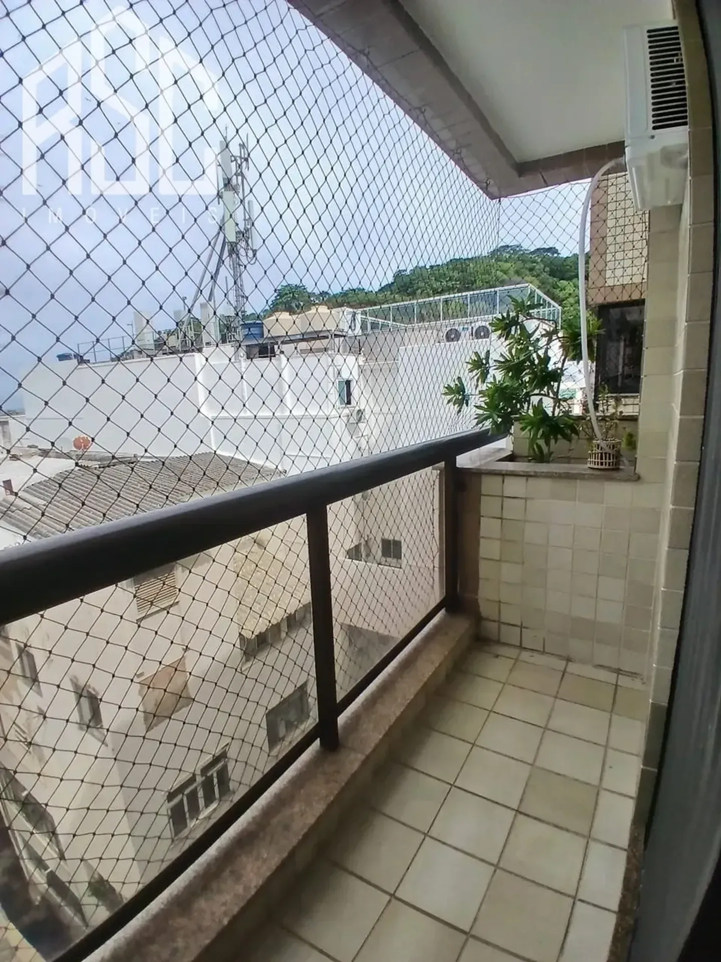 Balcony with a grill in a 2-bedroom apartment, 153 m² — photo 34