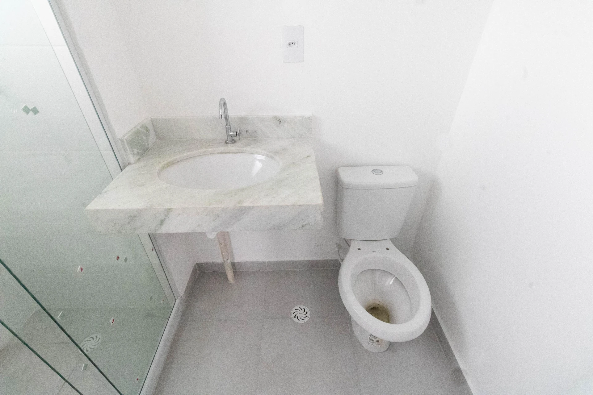 2-bedroom apartment in a building with a gym — photo 17