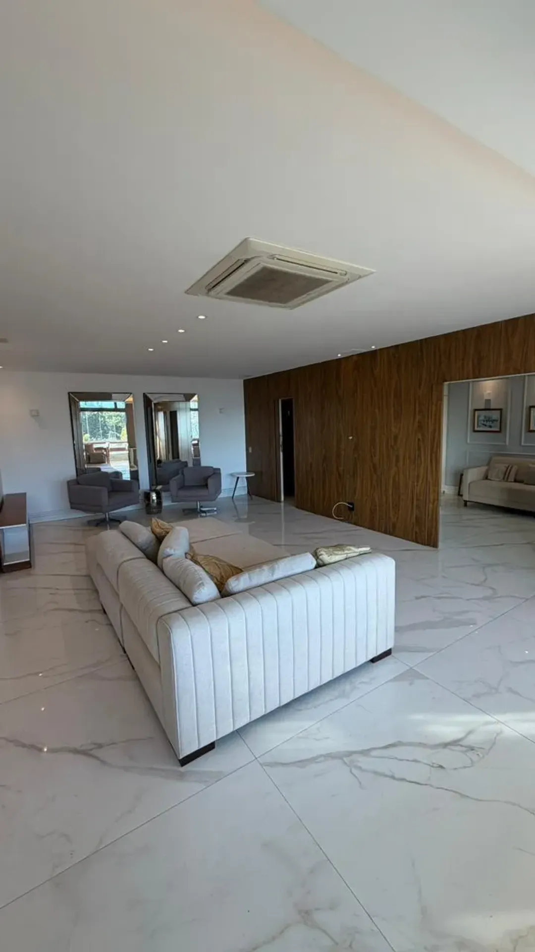 Furnished apartment, 250 m², with floor-to-ceiling windows — photo 3