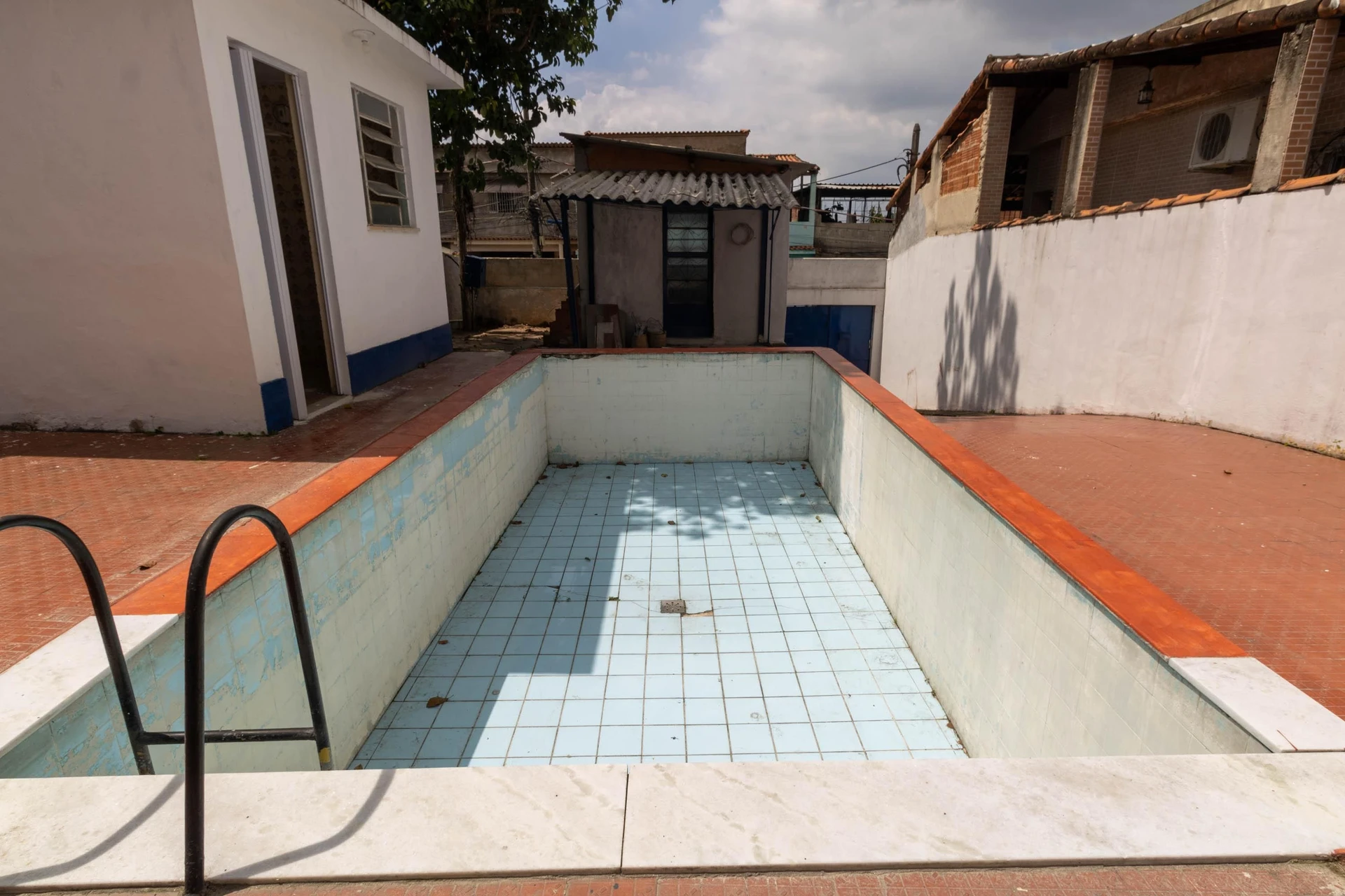 House with 3 bedrooms and a shared outdoor pool — photo 16