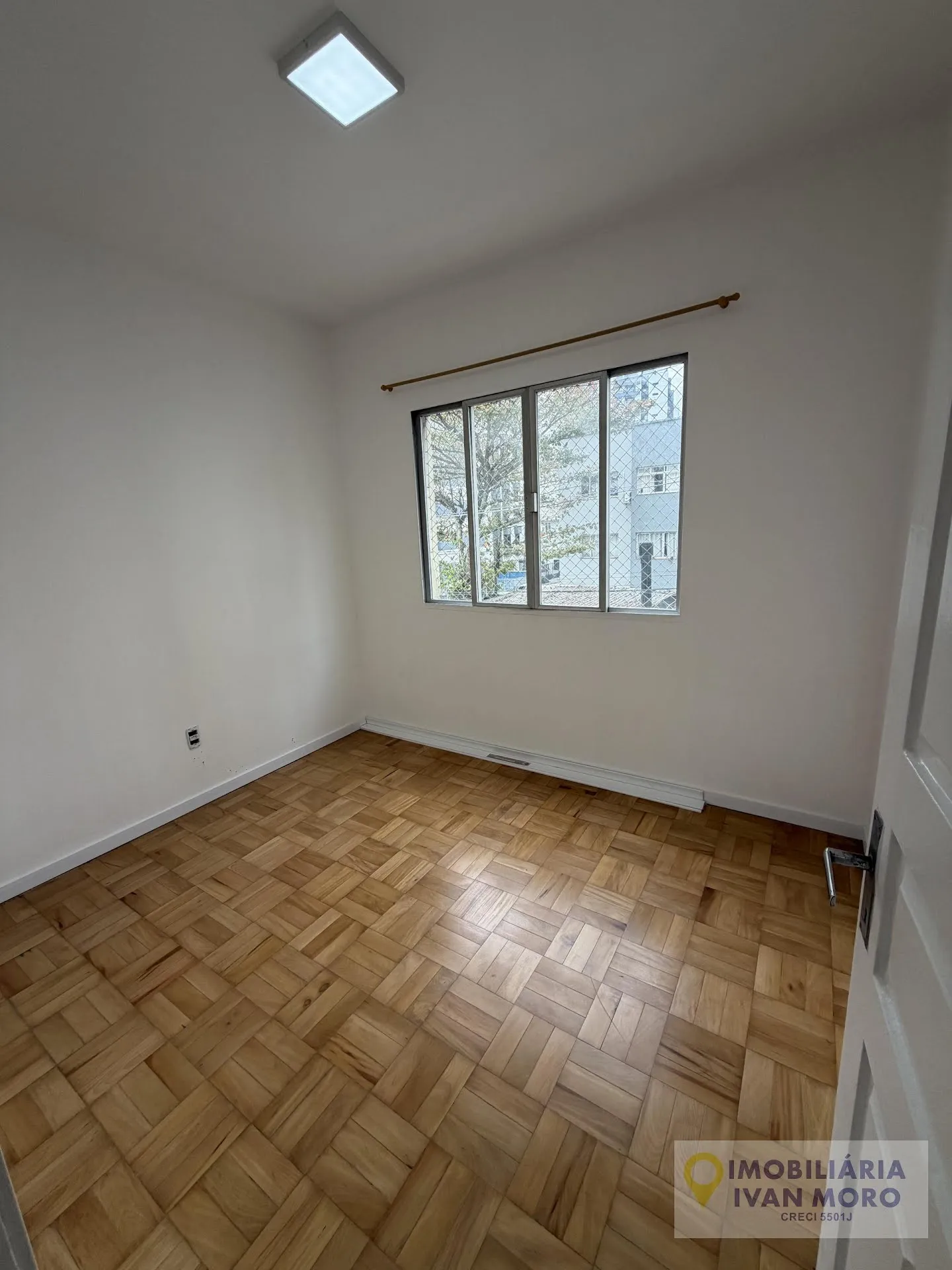 Квартира на 3-му поверсі з дерев'яною підлогою або ламінатом — photo 3
