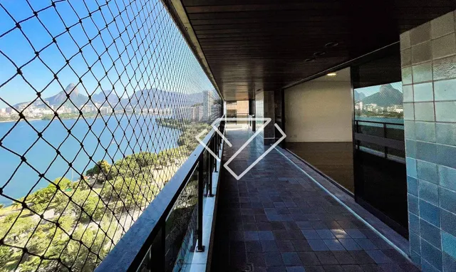 4-bedroom apartment with a balcony and laundry area — photo 16
