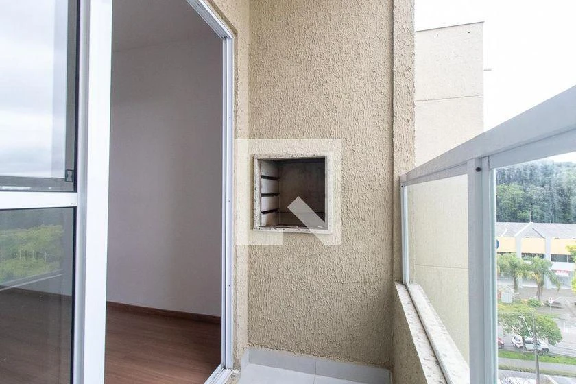 Apartamento de 2 quartos em condomínio com piscina