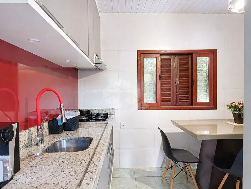 Balcony with a grill in a 2-bedroom house, 100 m² — photo 28