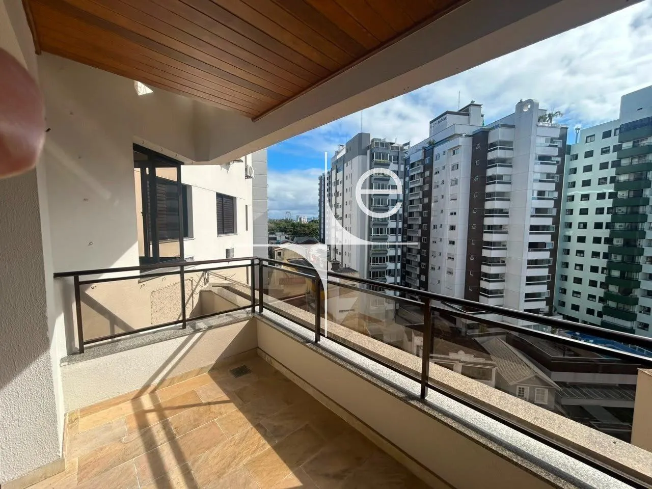 254 m² apartment with a walk-in closet and a home office — photo 9