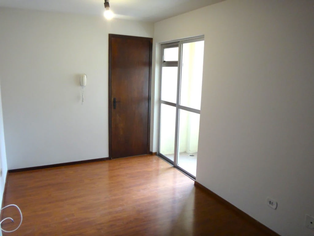 2-bedroom apartment with wood or laminate floors — photo 6