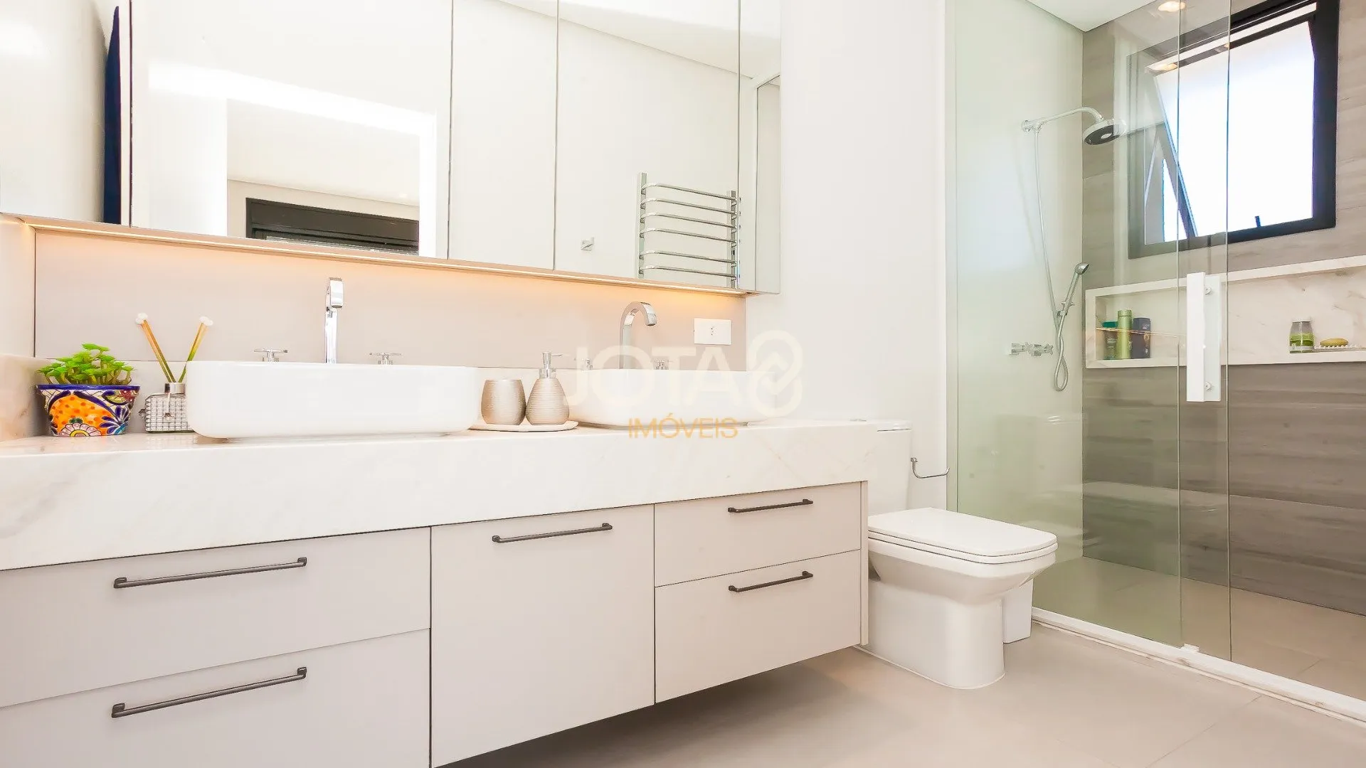 Furnished 220 m² apartment with 3 en-suite bedrooms — photo 24