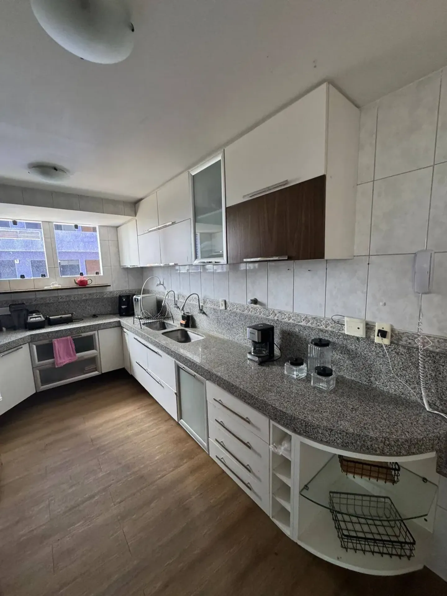 4-bedroom apartment in a building with a pool — photo 5