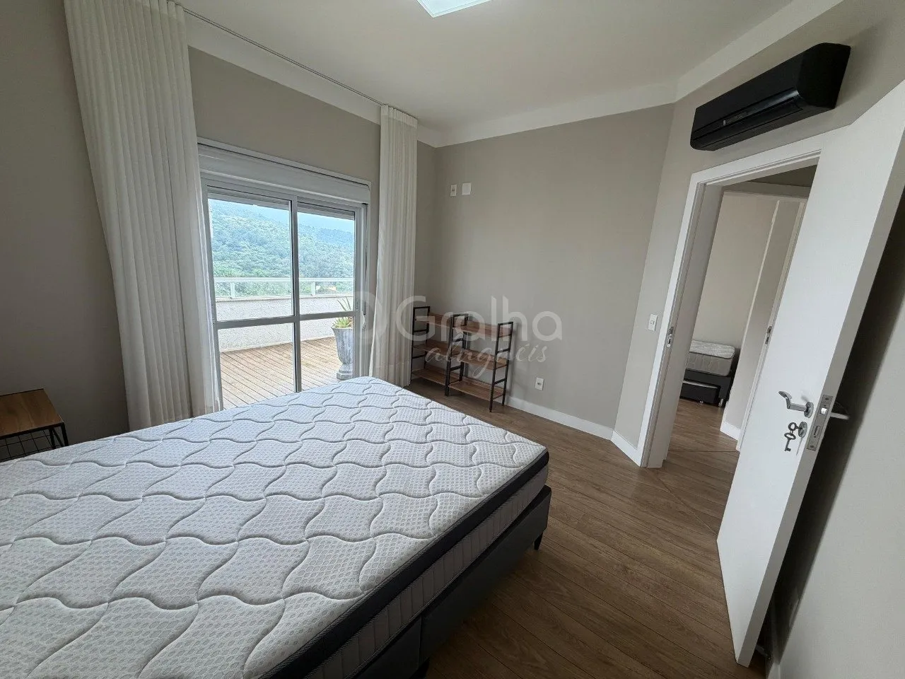 3-bedroom apartment with a bathtub in Florianópolis — photo 22