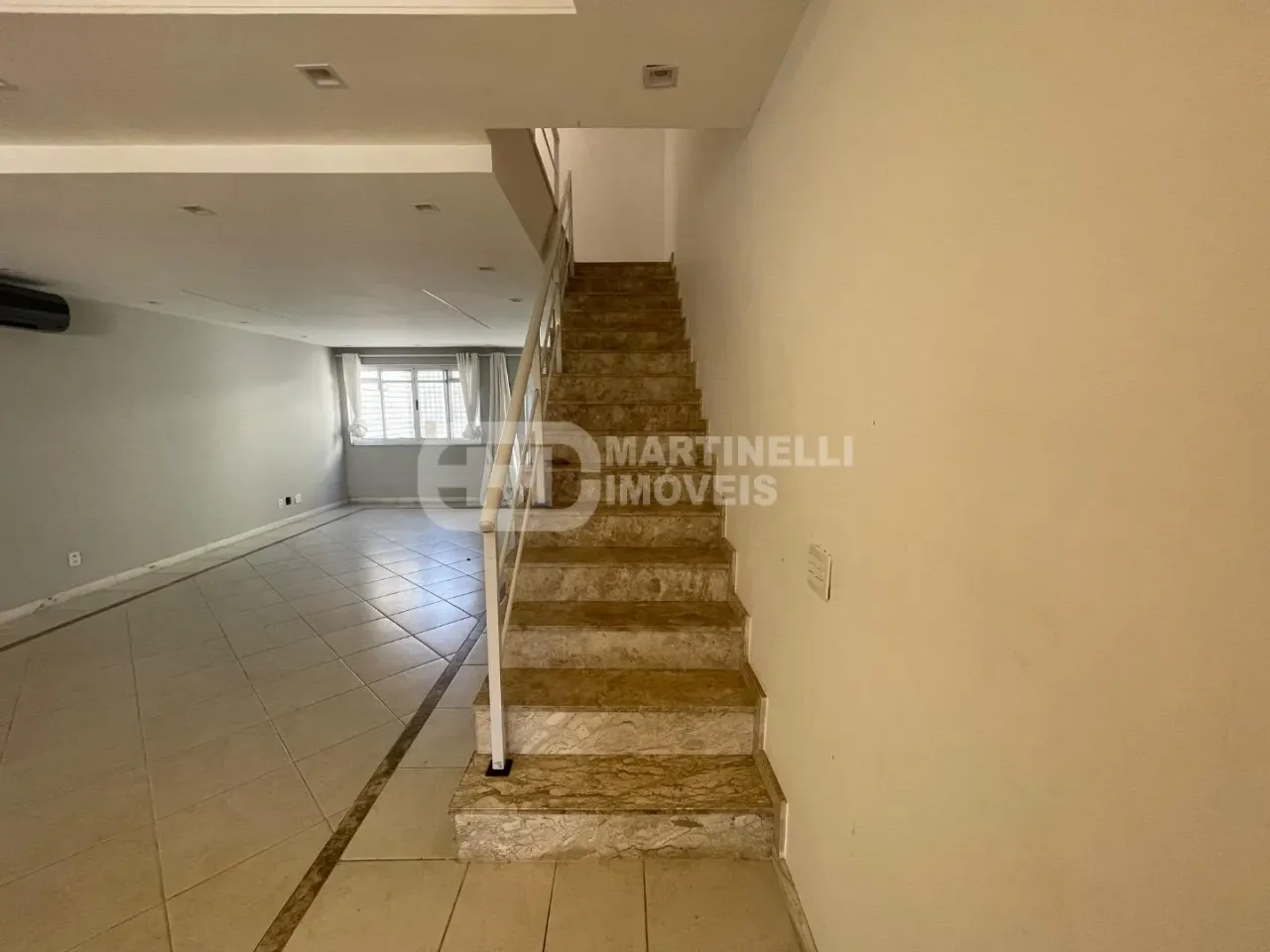 House with 4 bedrooms and 5 bathrooms and a separate kitchen — photo 7