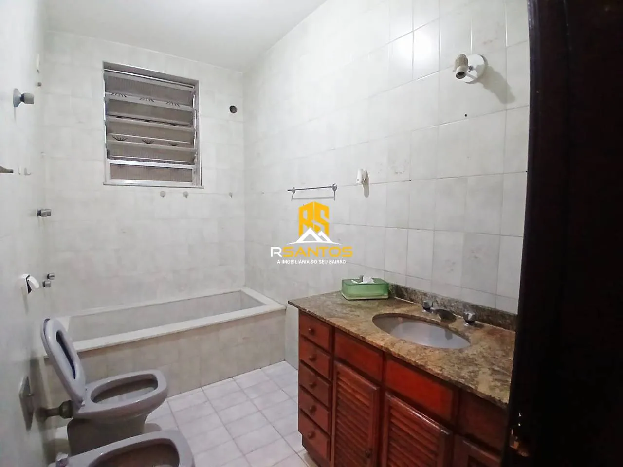 2-bedroom house with a bathtub — photo 12