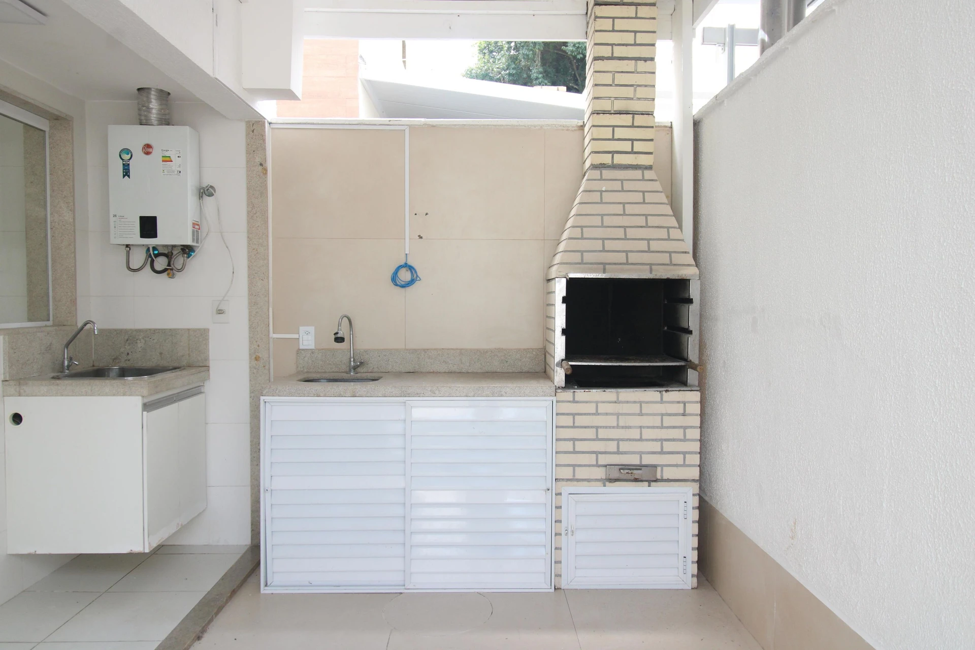 3-bedroom house with a grill on the balcony — photo 26