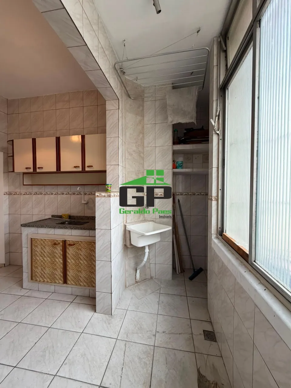 2-bedroom unfurnished rental apartment with parking — photo 2