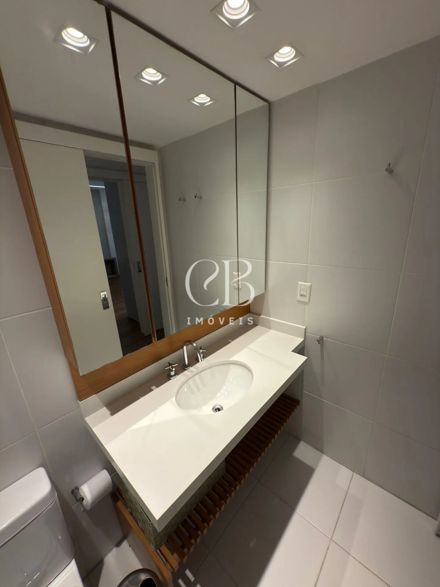 Furnished 2-bedroom apartment with en-suite bathrooms — photo 37
