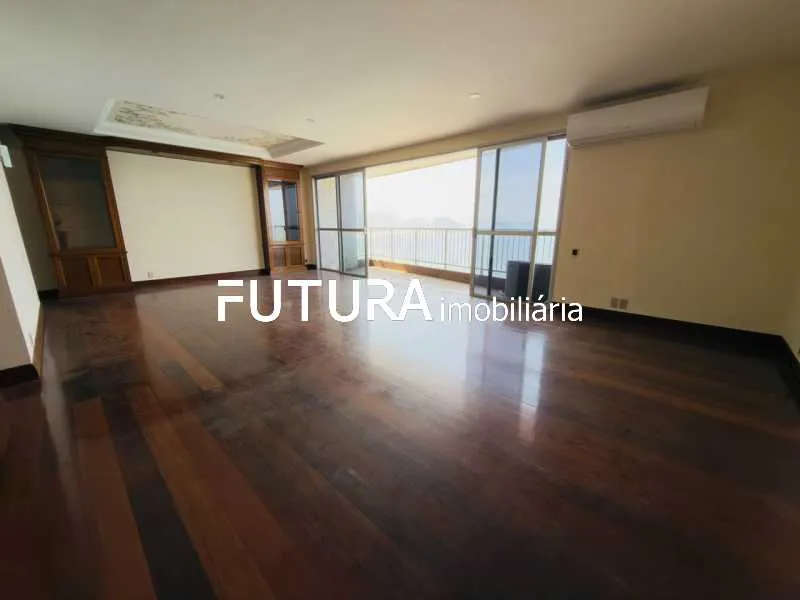 Cobertura duplex com 4 quartos e 5 banheiros