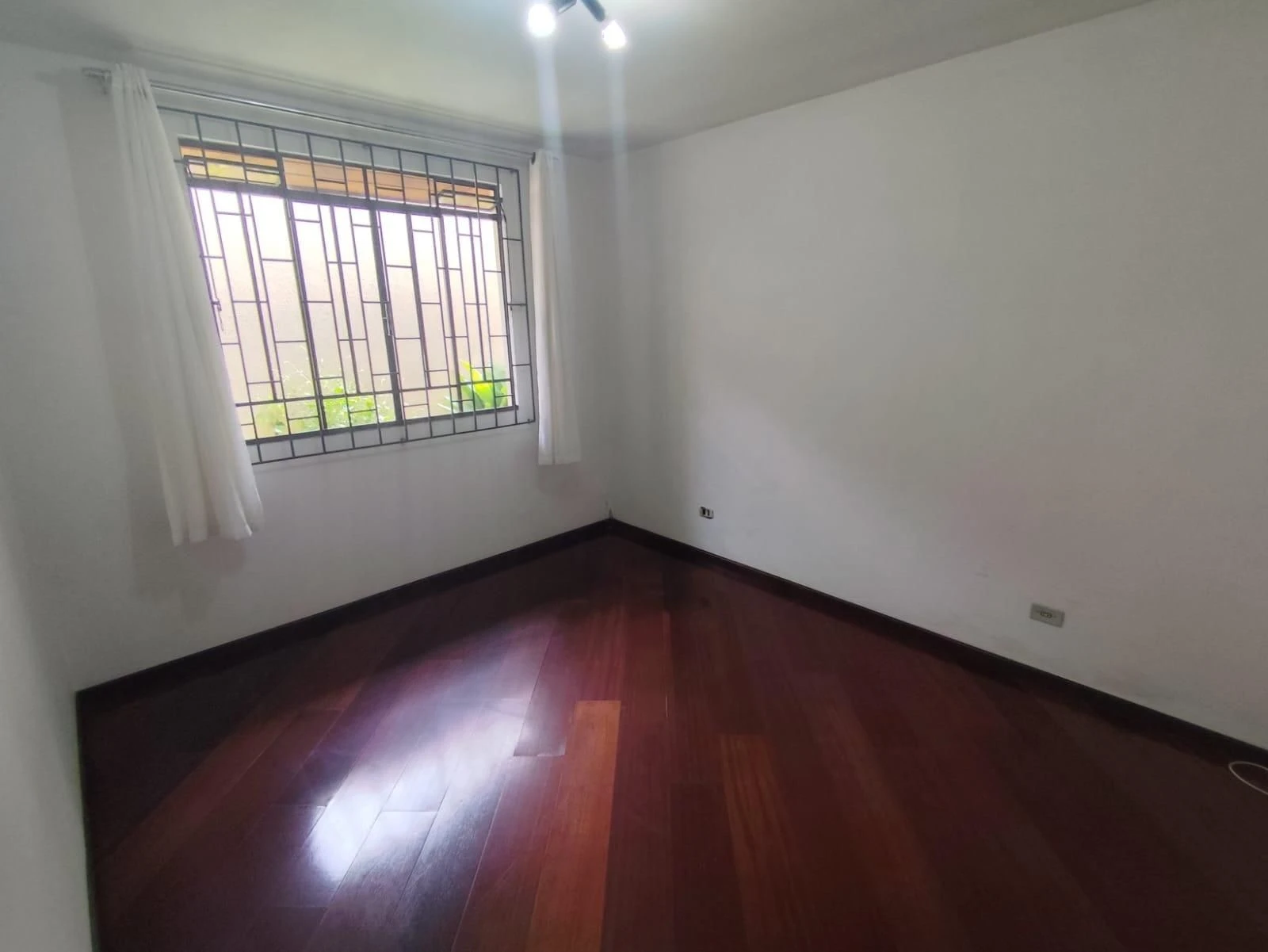 Casa, 90 m², com piso de madeira ou laminado — photo 14