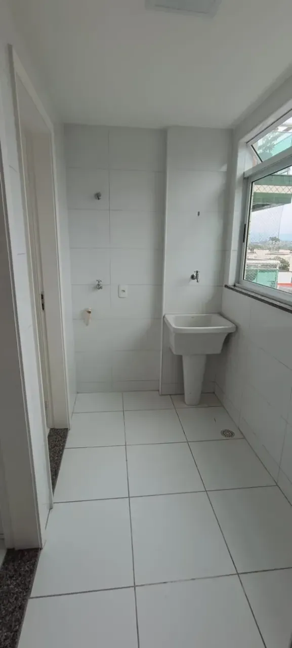 Unfurnished 3-bedroom apartment with laundry area — photo 5