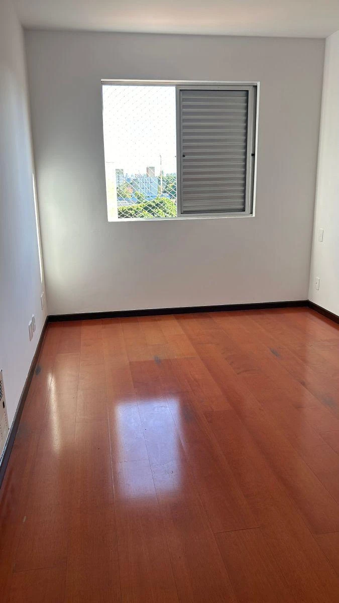 3-bedroom apartment with wood or laminate floors — photo 9