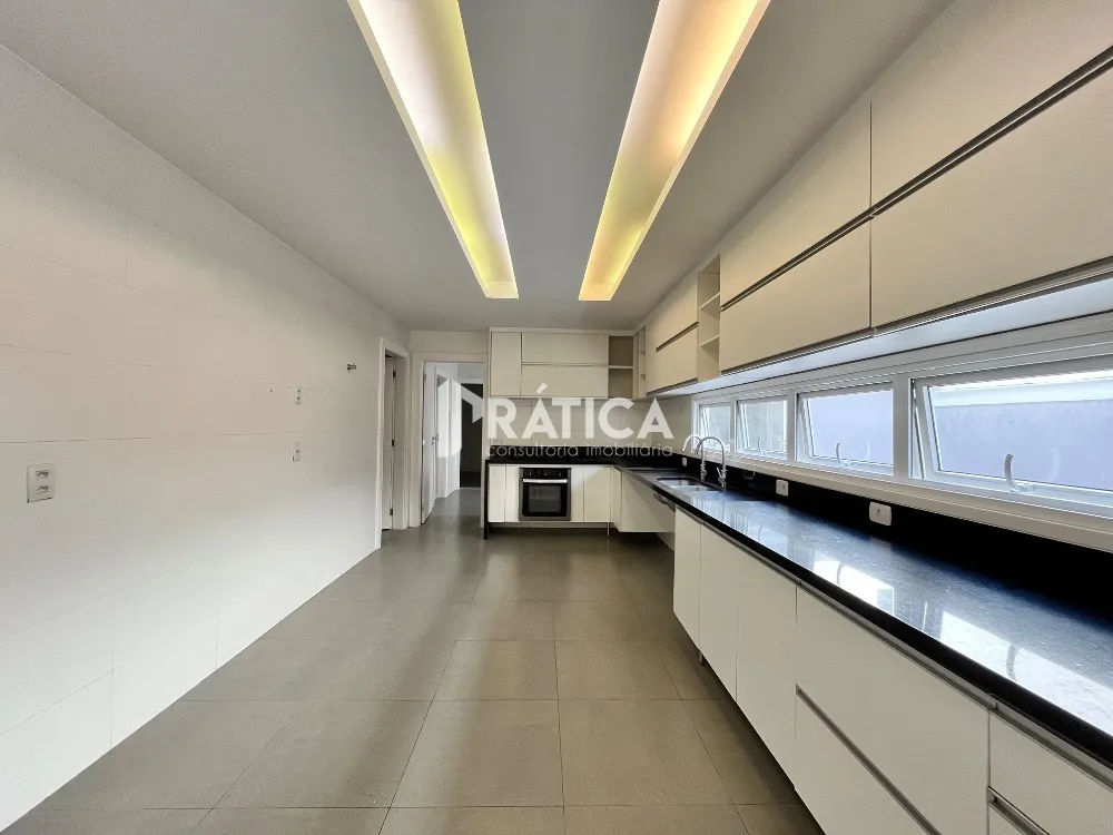 House with 5 bedrooms and an open-plan kitchen — photo 36