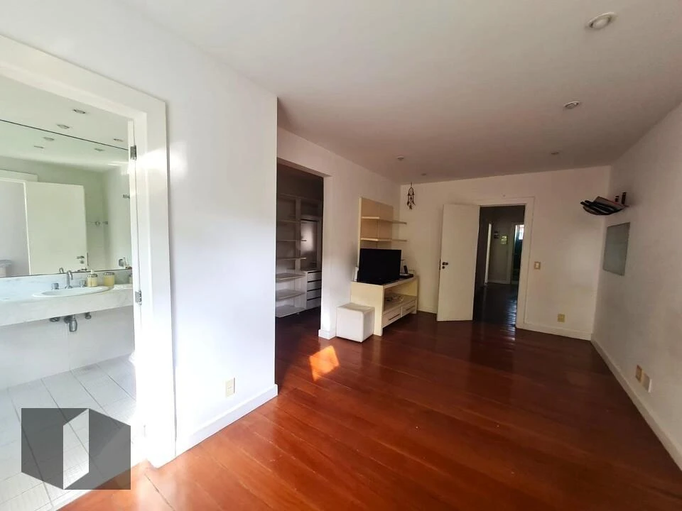 690 m² house with 6 bedrooms and balcony grill — photo 16