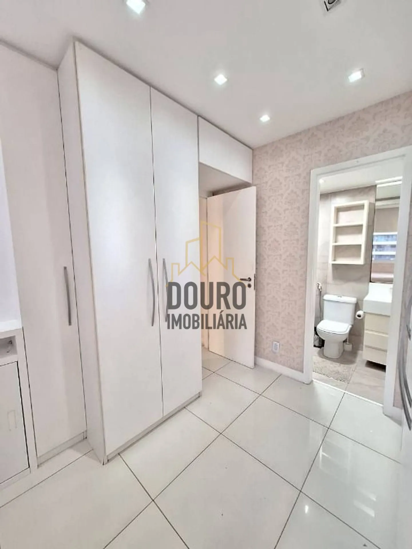 Furnished 2-bedroom apartment with enclosed balcony — photo 11