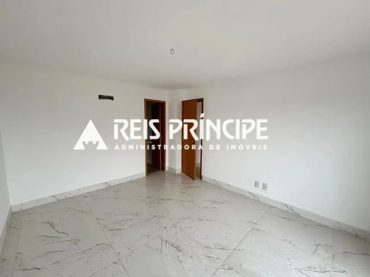 Unfurnished apartment with 4 bedrooms and a glass balcony — photo 2