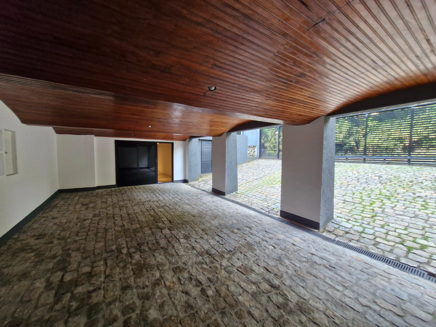 Private pool in a 4-bedroom house, 580 m² — photo 18