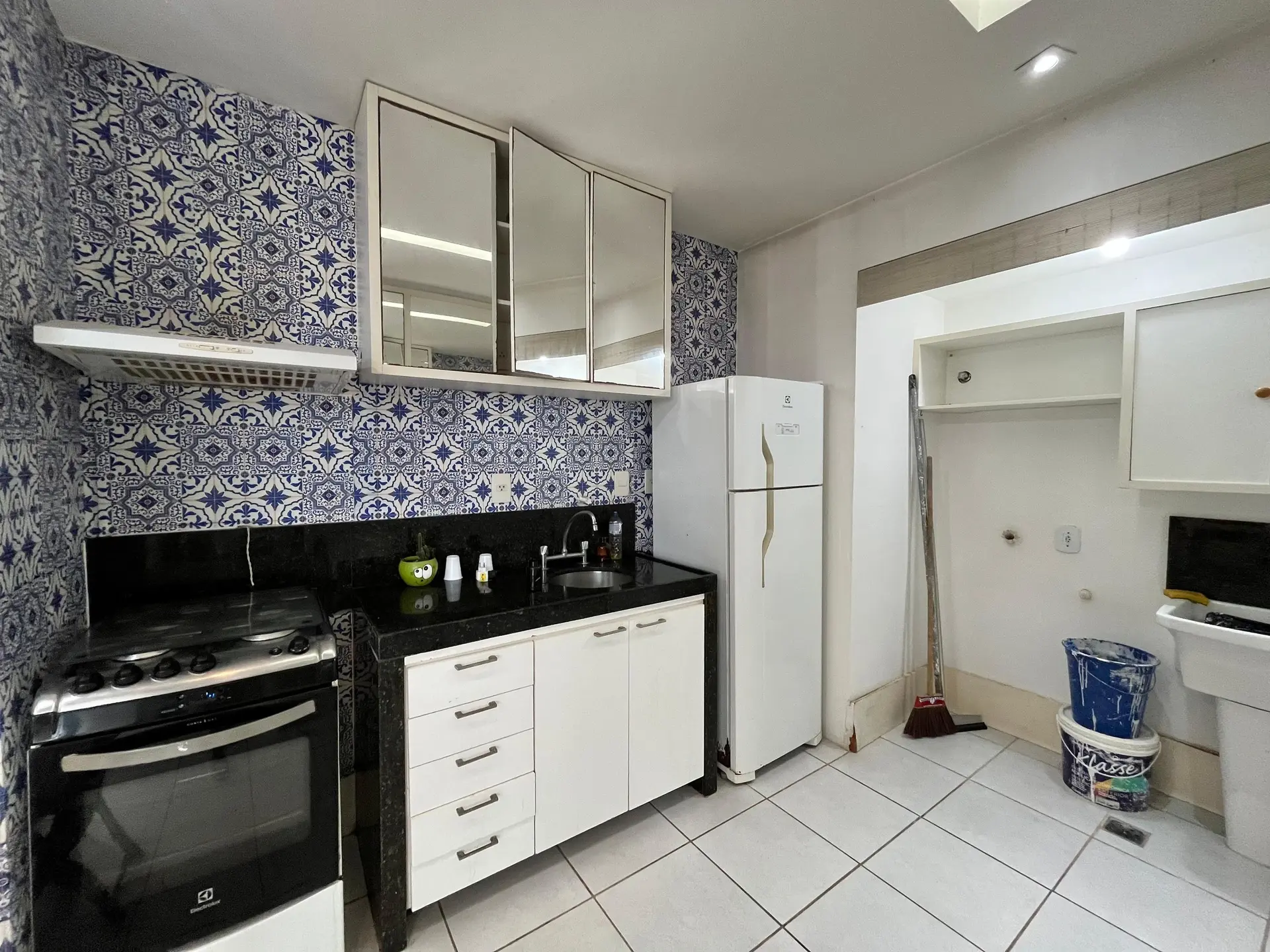 One-bedroom apartment with a washing machine — photo 19