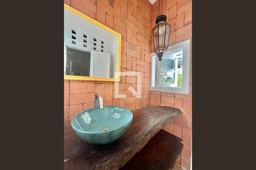 Balcony with a grill in a 3-bedroom house, 220 m² — photo 34