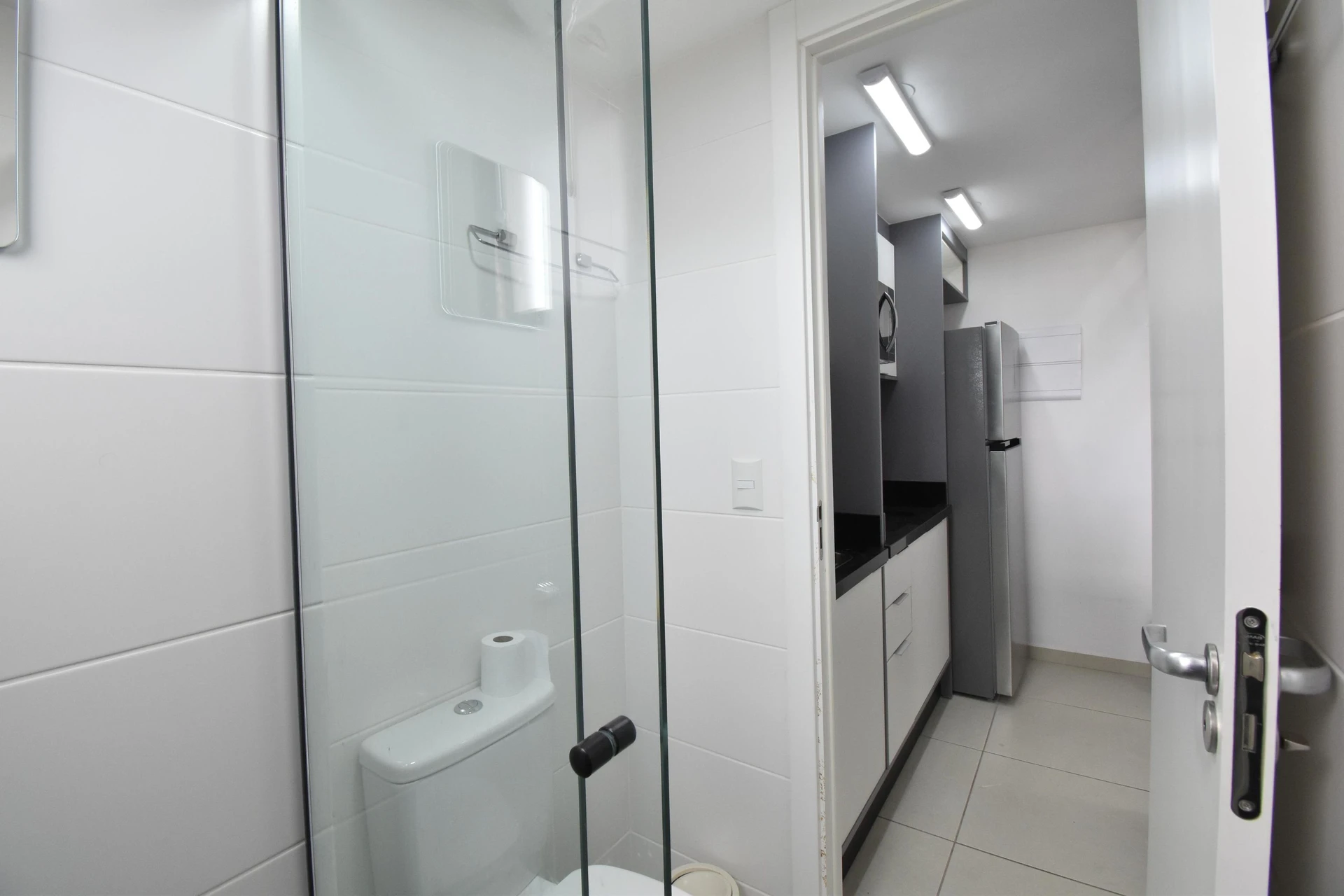 One-bedroom apartment in a building with a gym — photo 19
