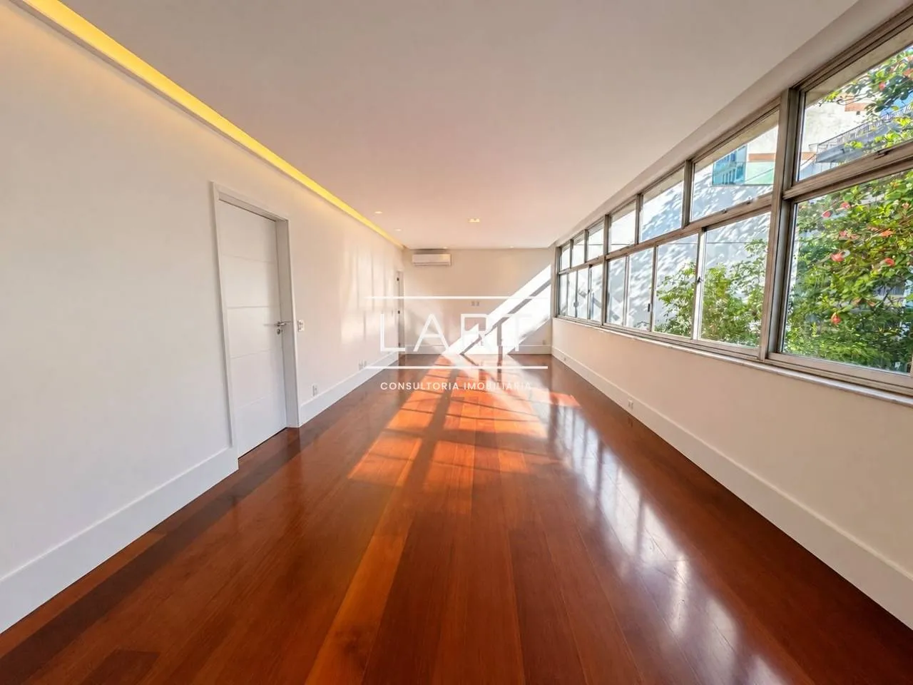 Панорамні вікна та 3 спальні: квартира 150 м² — photo 4