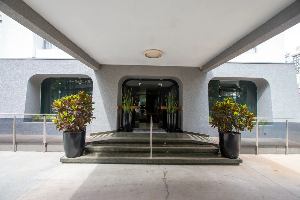 Glass-enclosed balcony in a 4-bedroom apartment, 382 m² — photo 15