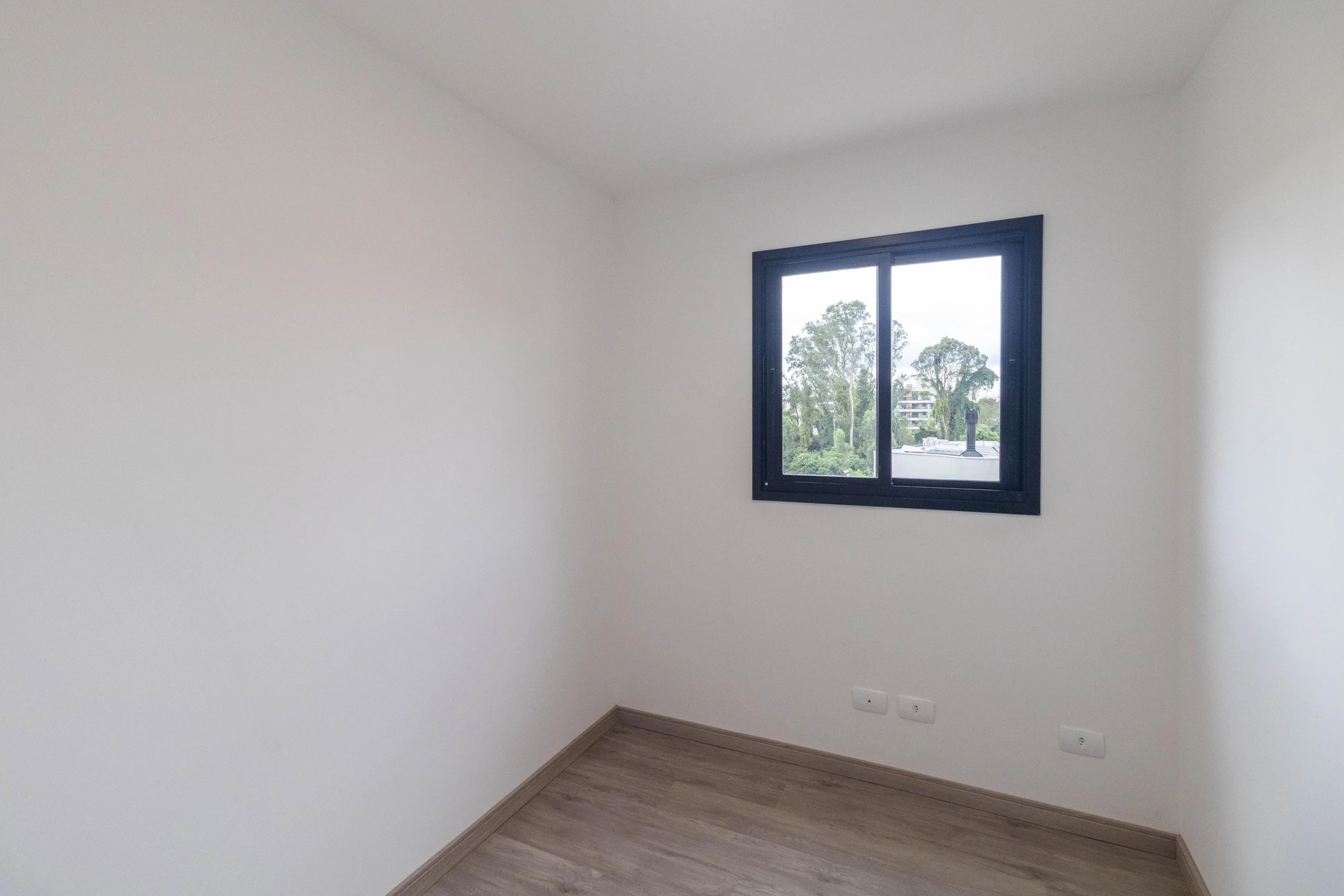 2-bedroom apartment in a building with a gym — photo 17