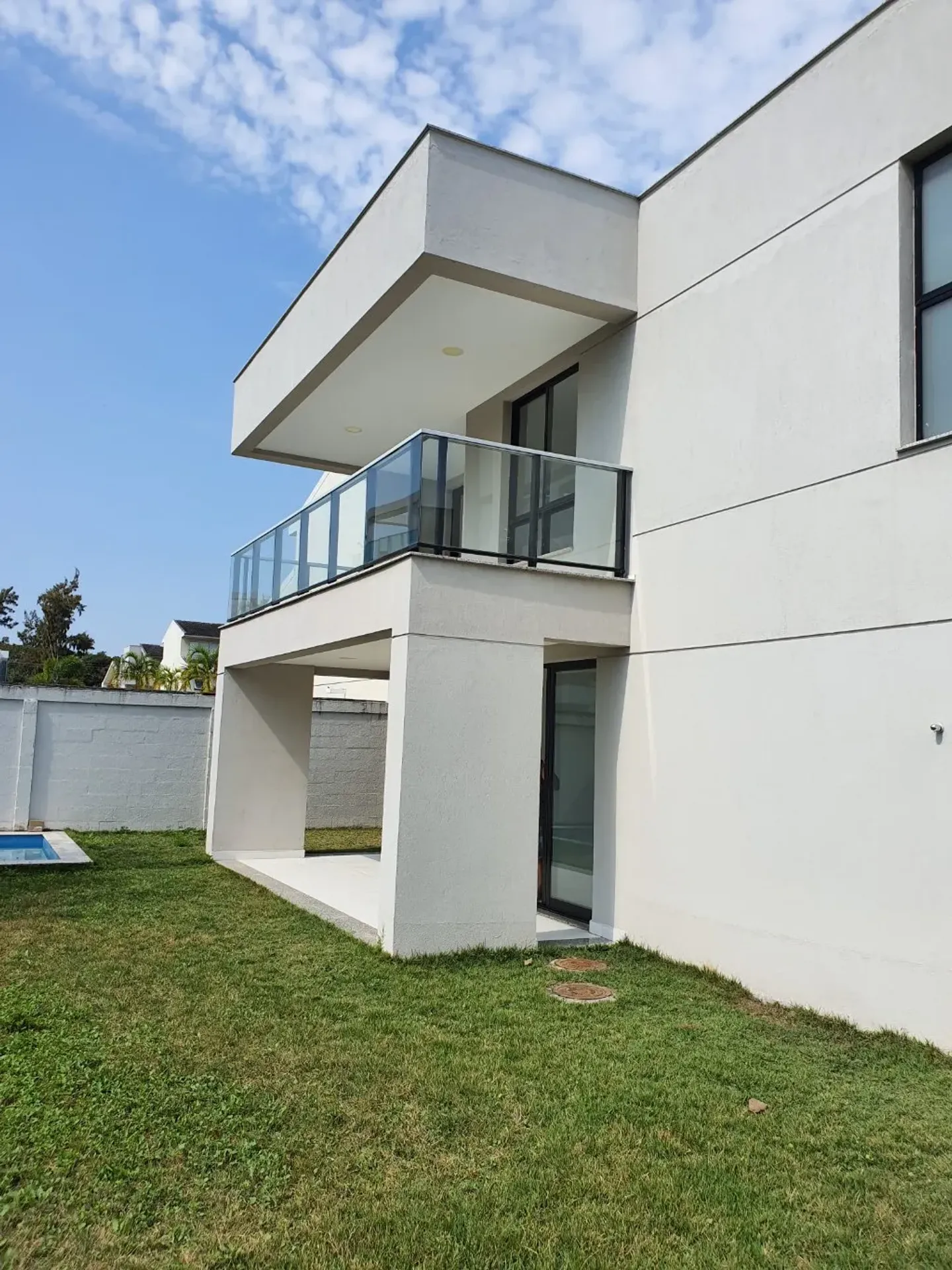 Floor-to-ceiling windows in a 4-bedroom house, 366 m² — photo 26