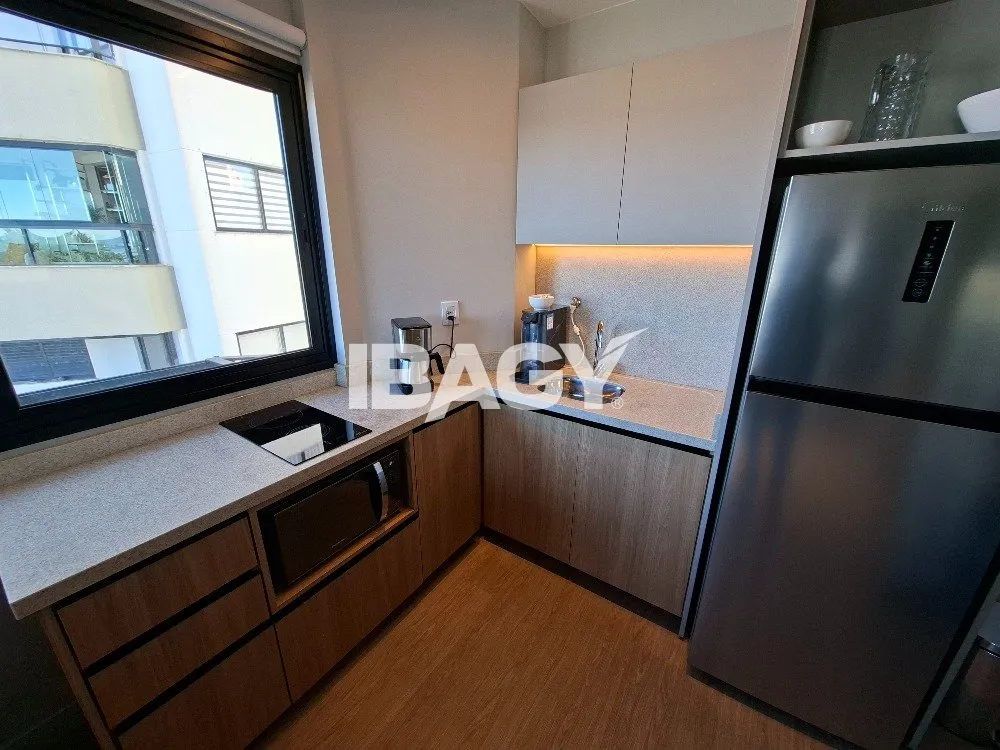 Studio with a glassed-in balcony and open-plan kitchen — photo 85