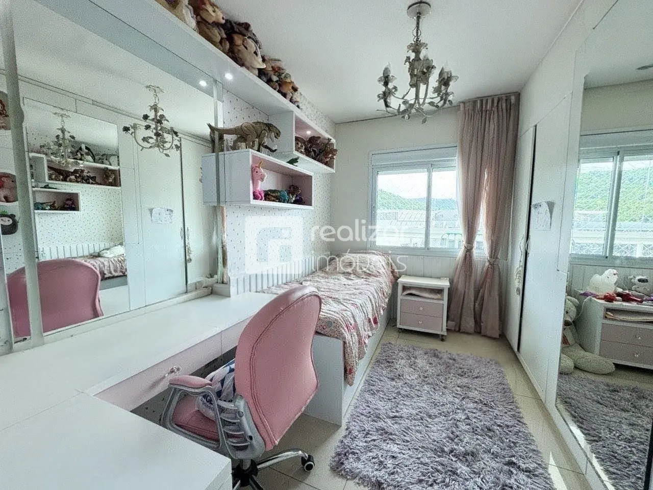 Balcony with a grill in a 3-bedroom apartment, 94 m² — photo 23