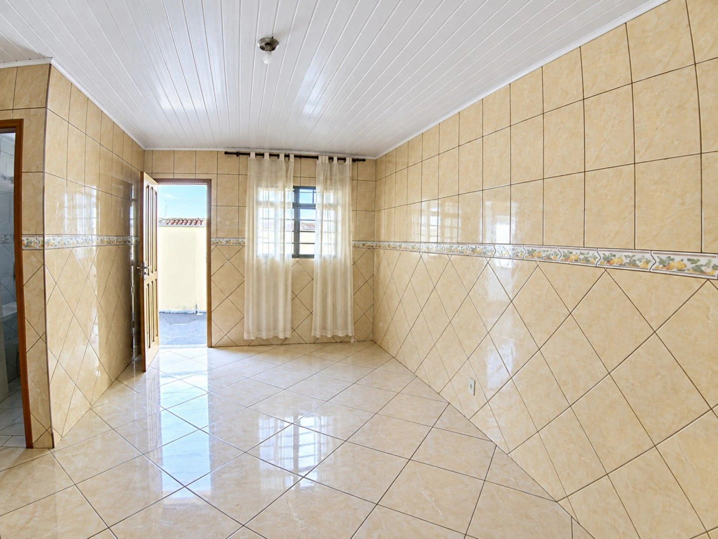 Casa residencial com 2 quartos e box de vidro no banheiro — photo 3