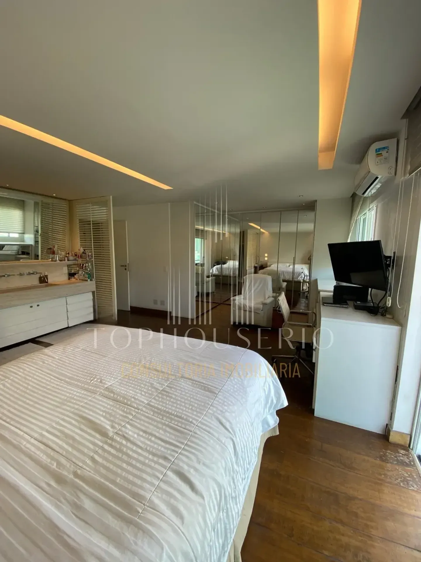 Furnished penthouse with 3 bedrooms and 4 bathrooms — photo 45