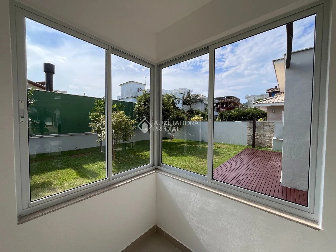 Floor-to-ceiling windows in a 3-bedroom house, 220 m² — photo 20