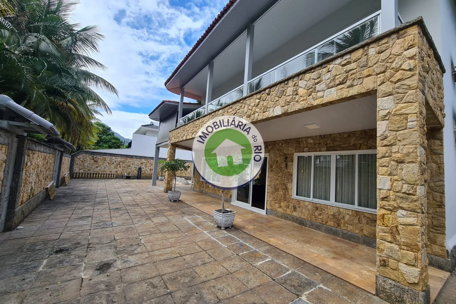House with 5 bedrooms and 5 bathrooms plus 4 parking spaces — photo 47