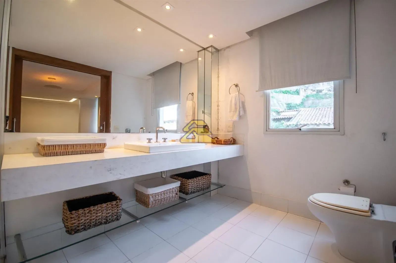 House with 5 bedrooms and 5 bathrooms, 4 parking spots — photo 40